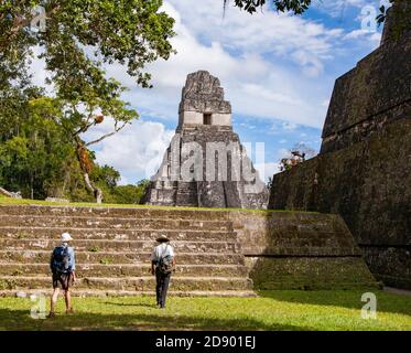 Annäherung an den großen platz und Tempel I in Tikal Mayan Stadt Guatemala Mittelamerika Stockfoto