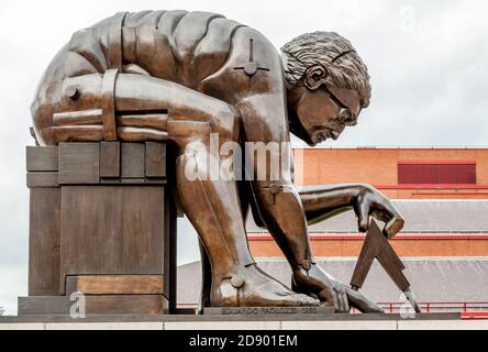 Eduardo Paolozzis Bronzeskulptur von Newton im British Museum London Verkörpert seine Gesetze der Bewegung Theorien der Schwerkraft Licht & Mathematische Berechnung Stockfoto