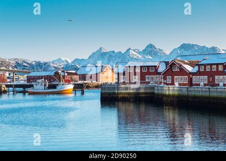 Alte traditionelle Fischerhütte namens Rorbu in der Nähe von Svolvaer auf der Lofoten Inseln in Norwegen im Winter mit Schnee auf klar Tag mit blauem Himmel Stockfoto