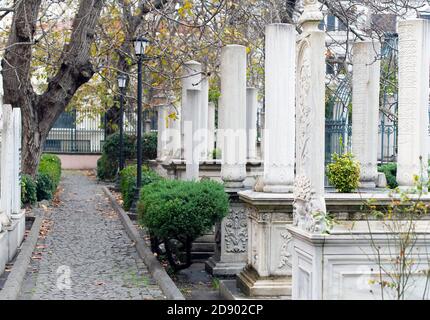 Alter Friedhof mit Marmorgräbern und Grab von Mahmud II In Istanbul in der Türkei Stockfoto