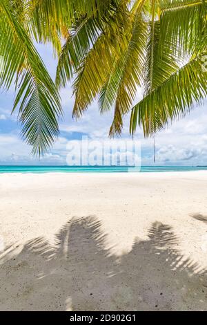 Palmenblätter über dem Luxusstrand. Perfekter tropischer weißer Sandstrand mit Kokospalme, Sommerurlaub Urlaub Hintergrund Konzept Stockfoto