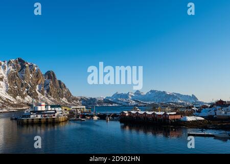 Blick über den Hafen und die winterliche Berglandschaft von Svolvaer Auf den Lofoten Inseln morgens Sonnenaufgang im Winter mit Schnee Stockfoto