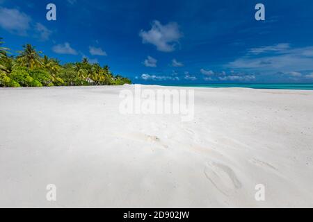 Wunderschöner Strand. Sonniger weißer Sand mit Kopierfläche. Blick auf den schönen tropischen Strand mit Palmen. Urlaubs- und Urlaubskonzept. Tropischer Strand. Stockfoto