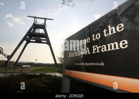 Auchincleck, East Ayrshire, Schottland, UK.der Barony A-Frame ist eine erhaltene Kopfbedeckung in East Ayrshire, Schottland, 2 km westlich von Auchinleck. Es wurde 1954 im Rahmen der Modernisierung der Kolonie Barony erbaut, die 1907 eröffnet wurde. Ein bedeutungsvolles Denkmal für die Bergbauindustrie und die Gemeinden, die darin arbeiteten.dieser riesige Rahmen sieht aus wie eine Skulptur, ist aber tatsächlich die restaurierte Kopfbedeckung der Baroniekolonie. Es gibt eine Menge von Informationen und Dolmetschtafeln Stockfoto