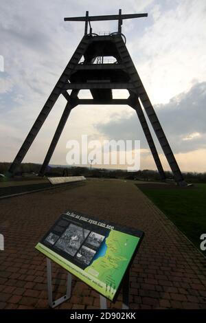 Auchincleck, East Ayrshire, Schottland, UK.der Barony A-Frame ist eine erhaltene Kopfbedeckung in East Ayrshire, Schottland, 2 km westlich von Auchinleck. Es wurde 1954 im Rahmen der Modernisierung der Kolonie Barony erbaut, die 1907 eröffnet wurde. Ein bedeutungsvolles Denkmal für die Bergbauindustrie und die Gemeinden, die darin arbeiteten.dieser riesige Rahmen sieht aus wie eine Skulptur, ist aber tatsächlich die restaurierte Kopfbedeckung der Baroniekolonie. Es gibt eine Menge von Informationen und Dolmetschtafeln Stockfoto