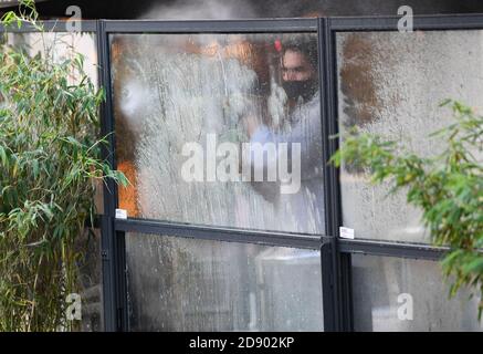 02. November 2020, Hessen, Frankfurt/Main: Die Trennwand eines Cafés im Fressgass wird mit einem Dampfstrahl gereinigt. Eine vierwöchige Teilsperre hat in ganz Deutschland begonnen, um die Ausbreitung des Coronavirus zu verlangsamen. Foto: Arne Dedert/dpa Stockfoto