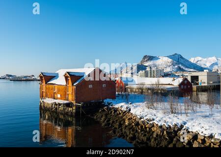 Alte traditionelle Fischerhütte namens Rorbu in der Nähe von Svolvaer auf der Lofoten Inseln in Norwegen im Winter mit Schnee auf klar Tag mit blauem Himmel Stockfoto