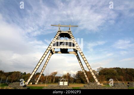 Auchincleck, East Ayrshire, Schottland, UK.der Barony A-Frame ist eine erhaltene Kopfbedeckung in East Ayrshire, Schottland, 2 km westlich von Auchinleck. Es wurde 1954 im Rahmen der Modernisierung der Kolonie Barony erbaut, die 1907 eröffnet wurde. Ein bedeutungsvolles Denkmal für die Bergbauindustrie und die Gemeinden, die darin arbeiteten.dieser riesige Rahmen sieht aus wie eine Skulptur, ist aber tatsächlich die restaurierte Kopfbedeckung der Baroniekolonie. Es gibt eine Menge von Informationen und Dolmetschtafeln Stockfoto