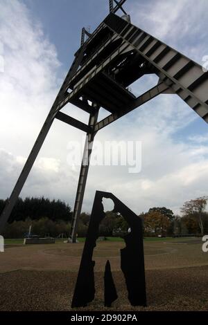 Auchincleck, East Ayrshire, Schottland, UK.der Barony A-Frame ist eine erhaltene Kopfbedeckung in East Ayrshire, Schottland, 2 km westlich von Auchinleck. Es wurde 1954 im Rahmen der Modernisierung der Kolonie Barony erbaut, die 1907 eröffnet wurde. Ein bedeutungsvolles Denkmal für die Bergbauindustrie und die Gemeinden, die darin arbeiteten.dieser riesige Rahmen sieht aus wie eine Skulptur, ist aber tatsächlich die restaurierte Kopfbedeckung der Baroniekolonie. Es gibt eine Menge von Informationen und Dolmetschtafeln Stockfoto