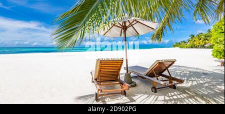 Wunderschöner tropischer Strand. Weißer Sand Coco Palmen Reise Tourismus breiten Panorama Hintergrund. Unglaubliche Strandlandschaft Luxus Insel Resort Urlaub Stockfoto