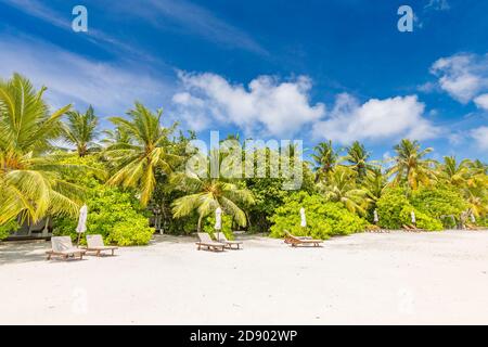 Wunderschöner tropischer Strand. Weißer Sand Coco Palmen Reise Tourismus breiten Panorama Hintergrund. Unglaubliche Strandlandschaft Luxus Insel Resort Urlaub Stockfoto