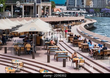 Sydney, Australien. November 2020. Am 2. November 2020 werden Menschen in der Opera Bar vor dem Sydney Opera House in Sydney, Australien, gesehen. Das Opernhaus von Sydney wurde am Sonntagabend für das Publikum wiedereröffnet, zum ersten Mal seit März, als es aufgrund der Pandemie geschlossen werden musste, um dem schwer zu kämpfenden Sektor der darstellenden Künste wieder Leben einzuhauchen. Quelle: Zhu Hongye/Xinhua/Alamy Live News Stockfoto