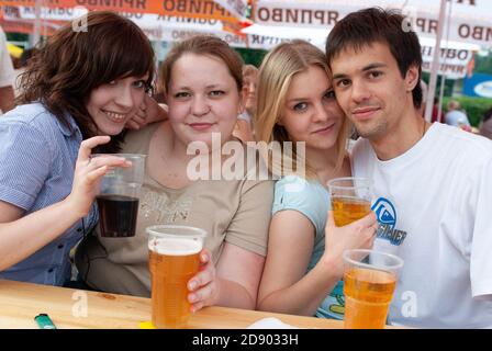 Moskau, Russland, 09.07.2009 Gruppe junger positiver Menschen trinken Bier aus Plastikgläsern auf dem internationalen Bierfestival Stockfoto