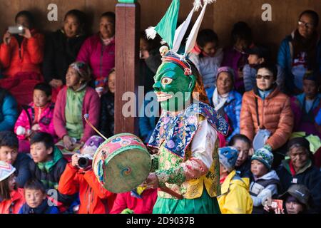 Weibliche Ghing mit Schlagzeug Durchführung der Ghing-Pa maskierter Tanz an Mani Rimdu Festival, Tengboche Kloster, Nepal Stockfoto