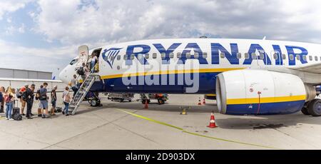 Provence, Frankreich - 10.10.19: Ryanair-Flugzeuge am Flughafen. Kapitän Pilot Grüße. Boeing 737-800. Ryanair Fluggesellschaft. Low Fares Fluggesellschaft. Stockfoto