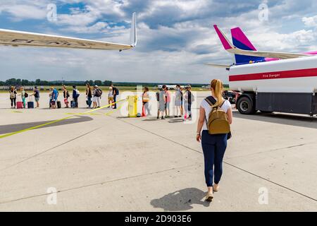 05.07.2019: Budapest, Ungarn: Passagiere, die mit wizzair fliegen. Wizzair ist ein Billigfluggesellschaften-Unternehmen, das in Europa tätig ist. Wizz Air Stockfoto