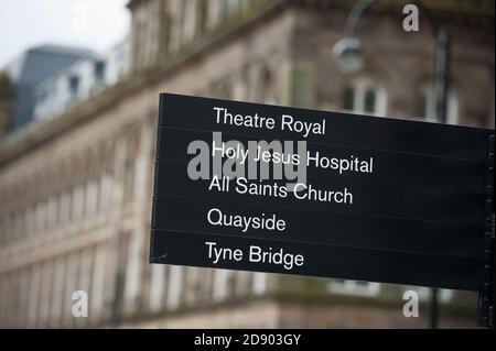 Touristeninformationsschilder im Stadtzentrum von Newcastle, Newcastle upon Tyne, Nordostengland. Stockfoto