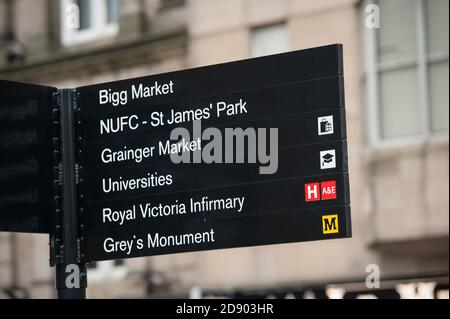 Touristeninformationsschilder im Stadtzentrum von Newcastle, Newcastle upon Tyne, Nordostengland. Stockfoto