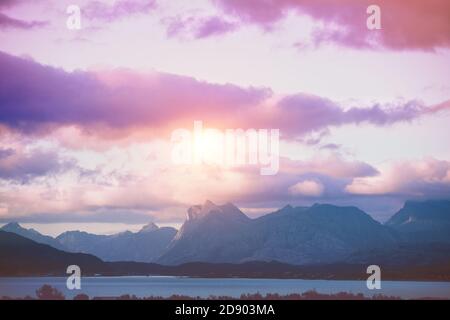 Fjord bei dramatischem Sonnenuntergang. Felsige Küste am Abend. Schöne Natur von Norwegen. Malerische skandinavische Landschaft. Norwegen Stockfoto