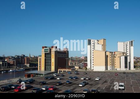 Parkplatz vor dem Baltic Center for Contemporary Art in Gateshead, Tyneside, Nordostengland. Stockfoto