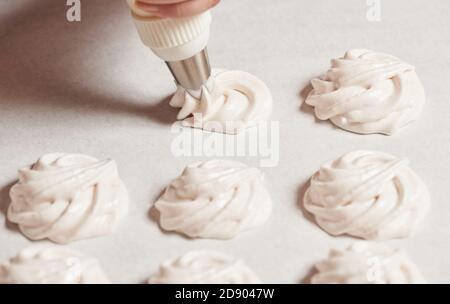 Der Prozess der Herstellung von hausgemachten Meringue Cookies für den Urlaub Stockfoto