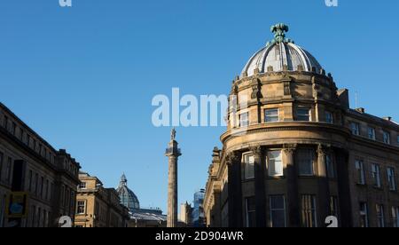 Central Exchange Gebäude und Gray's Monument im Zentrum von Newcastle upon Tyne, Nordostengland. Stockfoto