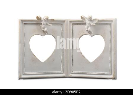 Weißer Vintage Fotorahmen mit Engeln für zwei Fotos in Die Form eines Herzens auf weißem Hintergrund Stockfoto