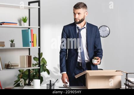 Entlassen Geschäftsmann Holding-Werk in der Nähe von Karton und Briefpapier auf Bürotisch Stockfoto