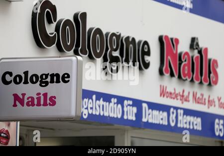 Köln, Deutschland. November 2020. Ein Nagelstudio in Köln. Es gibt rechtliche Zweifel an der teilweisen Sperrung, wie es bei Nagelstudios der Fall ist. Mit einer teilweisen Sperrung im Monat November will die Regierung die Coronainfektionszahlen in Deutschland senken. (To dpa: 'Rechtliche Zweifel an teilweiser Sperrung - Mehrheit steht hinter Maßnahmen') Quelle: Oliver Berg/dpa/Alamy Live News Stockfoto