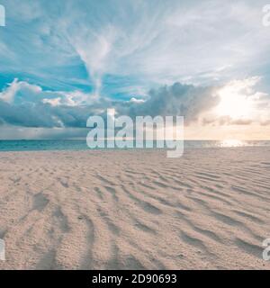 Meer Sand Himmel Konzept, Sonnenuntergang Farben Wolken, Horizont, horizontalen Hintergrund Banner. Inspirierende Naturlandschaft, schöne Farben, wunderbare Landschaft Stockfoto