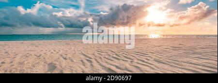 Meer Sand Himmel Konzept, Sonnenuntergang Farben Wolken, Horizont, horizontalen Hintergrund Banner. Inspirierende Naturlandschaft, schöne Farben, wunderbare Landschaft Stockfoto
