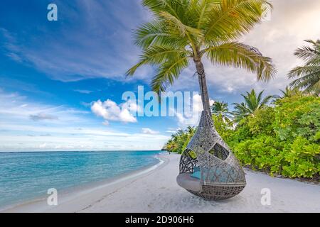 Tropischer Strand Hintergrund als Sommerlandschaft mit Strandschaukel oder Hängematte und weißem Sand und ruhiges Meer für Strand Banner. Perfekter Urlaub am Strand Stockfoto