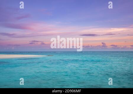 Sonnenuntergang Meereslandschaft, Traum Naturblick. Erstaunliche Dämmerungsfarben, pastellfarbene Himmelswolken, ruhiges friedliches Meerwasser. Ruhiger, erholsamer Sonnenaufgang am Meer Stockfoto