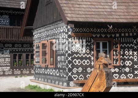 Cicmany Slowakei 24 September: Vor schwarz und weiß dekoriertes Haus in Cicamany slowakischen Volksdorf Stockfoto