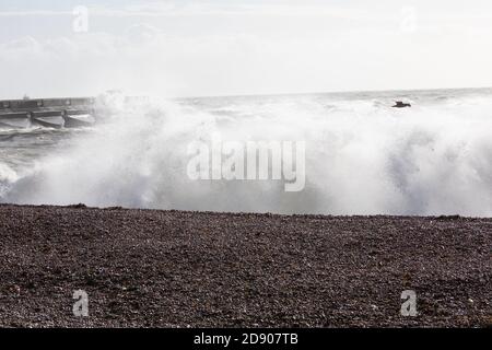 Brighton, East Sussex, UK, 2. November 2020,starke Winde verursachen Wellen gegen die Marina Wand in Brighton und entlang der Küste bei Flut zu stürzen. Die Temperatur ist 14C mit starken Winden.Quelle: Keith Larby/Alamy Live News Stockfoto