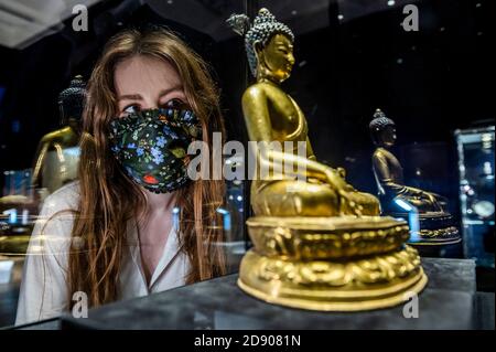 London, Großbritannien. November 2020. Eine sehr seltene vergoldete Bronzefigur von Buddha Shakyamuni Tibet, 15. Jahrhundert, est £120,000 - 150,000 - Fine Chinese Art Teil einer Vorschau auf Bonhams' Asian Art Week-Verkäufe, die am 4/5. November in der neuen Bond Street fällig werden. Kredit: Guy Bell/Alamy Live Nachrichten Stockfoto