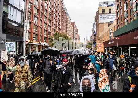 New York, Usa. November 2020. Demonstranten demonstrieren während eines Anti-Trump-Protestes am 1. November 2020 in New York, New York. Foto: Chris Tuite/ImageSPACE Credit: Imagespace/Alamy Live News Stockfoto