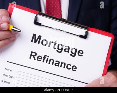 Der Hypothekenrefinanzierungsvertrag liegt in den Händen eines Finanzberaters. Stockfoto
