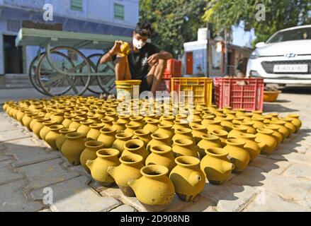 Beawar, Rajasthan, Indien, 2. November 2020: Ein Töpfer bereitet Erdtöpfe vor dem Hindu-Festival Karwa Chauth (Tag des Ehemanns) in Beawar vor. Dieses traditionelle hinduistische Fest, das in Indien gefeiert wird, sieht verheiratete Frauen einen ganzen Tag fasten und dem Mond Gebete für das Wohlergehen, den Wohlstand und die Langlebigkeit ihrer Ehemänner darbringen. Karva Chauth Festival feierte vier Tage nach Purnima (Vollmondtag) im hinduistischen heiligen Monat von Kartika. Kredit: Sumit Saraswat/Alamy Live Nachrichten Stockfoto