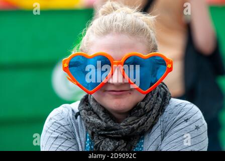 Blonde mit großen Gläsern beim internationalen Bierfest. Moskau, Russland, 09.07.2009 Stockfoto