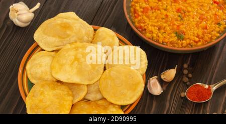 puri bhaji oder poori Masala, aloo sabzi, aloo Curry, frittieren Brot indisches Essen Stockfoto
