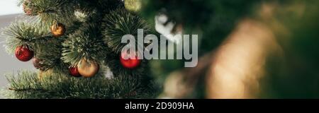 Bunte weihnachtskugeln auf grüner Kiefer, Banner Stockfoto