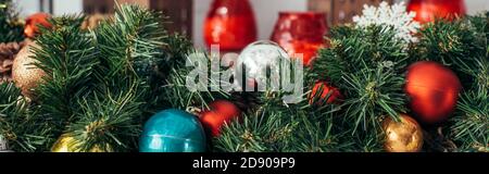 Bunte weihnachtskugeln auf grüner Kiefer, Banner Stockfoto