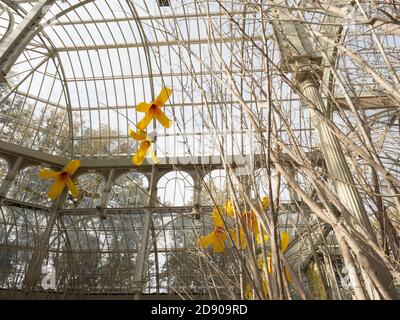 Madrid, Spanien. November 2020. Riesige Stoffblumen von Alvaro Urbano für Petrit Halilajs Ausstellung im Palacio de Cristal Gebäude im Buen Retiro Park in Madrid. © Valentin Sama-Rojo/Alamy Live News. Stockfoto