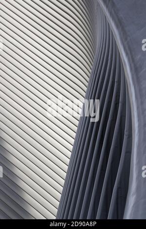NEW YORK CITY, USA, September 12, 2017 : World Trade Center Transportation Hub architektonisches Detail. Der neue Bahnhof und der neue Ladenkomplex wurde auf Marc eröffnet Stockfoto