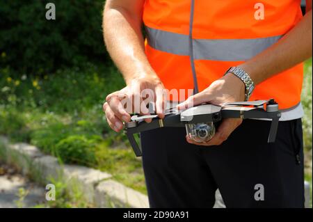 Der Bediener passt den Quadcopter vor dem Starten an Stockfoto