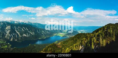 Luftaufnahme von Bohinjer See in Slowenien im Sommer von Vogel Berg gesehen, genäht Panorama Landschaft in hoher Auflösung Stockfoto