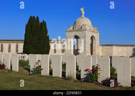 Statue eines Engels, der einen Kranz für die gefallenen Soldaten des Frist-Weltkriegs auf dem Tyne Cot Friedhof in Zonnebeke, Belgien, hält Stockfoto