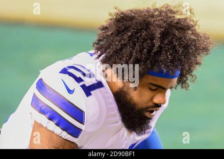 NOV 01, 2020 : Dallas Cowboys laufen zurück Ezekiel Elliott (21) sagt Gebete in der Endzone vor dem NFC Matchup zwischen den Dallas Cowboys und den Philadelphia Eagles am Lincoln Financial Field in Philadelphia, PA. Stockfoto