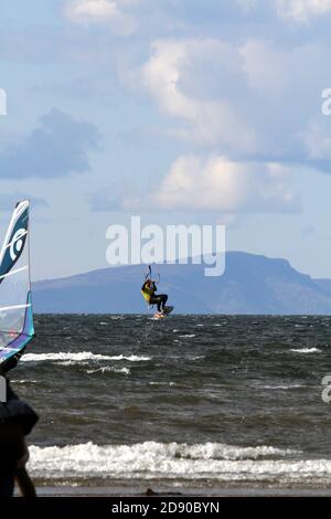 Barassie, South Ayrshire, Schottland, Windsurfing Festival Wettbewerb am Barassie Beach mit Windsurfern, Kitesurfern, mit der Isle of Arran als Hintergrund Stockfoto